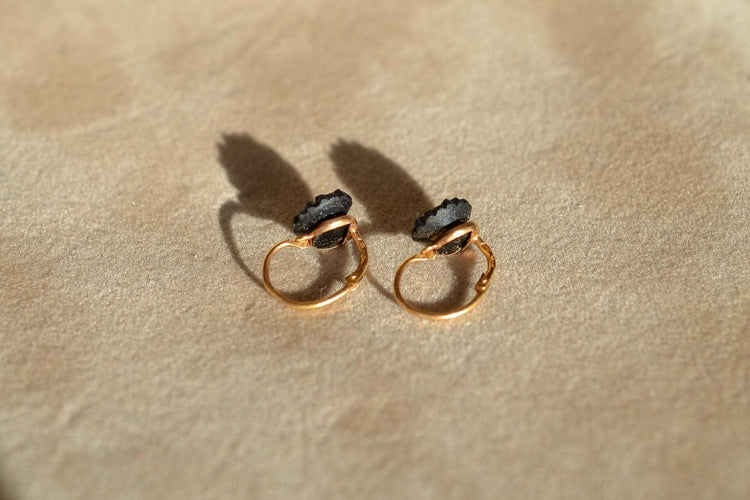 Boucles d'oreilles Boucles d’oreilles dormeuses fleur en or jaune et jais 58 Facettes 3762