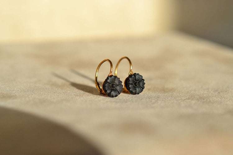 Boucles d'oreilles Boucles d’oreilles dormeuses fleur en or jaune et jais 58 Facettes 3762