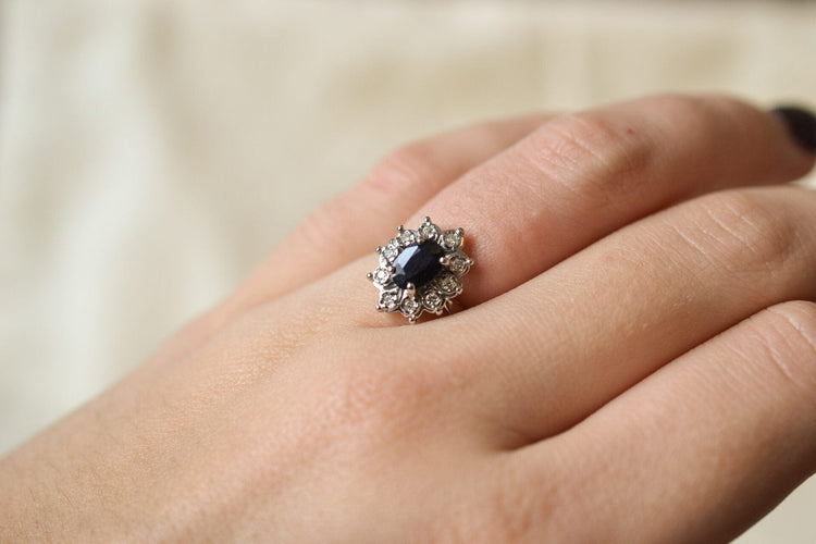 Bague 49 Bague Marguerite - Bague en or blanc 18k, saphir bleu et diamants 58 Facettes 3662