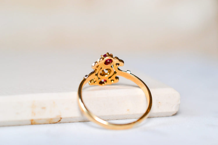 Bague 53.5 Bague fleuron en or jaune et or blanc, rubis, diamants et demi-perle 58 Facettes 3735