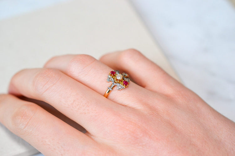 Bague 53.5 Bague fleuron en or jaune et or blanc, rubis, diamants et demi-perle 58 Facettes 3735