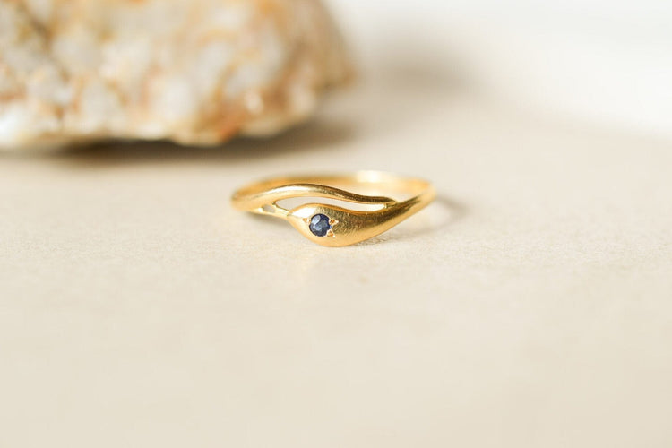 Bague 54 Bague serpent en or jaune 18 carats et saphir 58 Facettes 3630