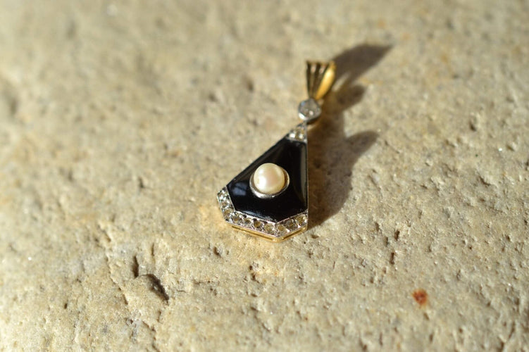 Pendentif Pendentif poire en or jaune 18k, platine, onyx, perle et diamants 58 Facettes 3761