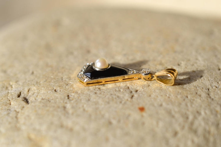 Pendentif Pendentif poire en or jaune 18k, platine, onyx, perle et diamants 58 Facettes 3761