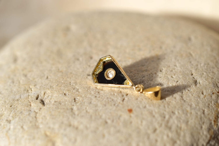 Pendentif Pendentif poire en or jaune 18k, platine, onyx, perle et diamants 58 Facettes 3761