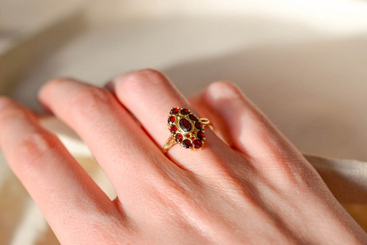 Bague 56 Bague Marquise en or jaune 18 carats et grenats 58 Facettes 3795