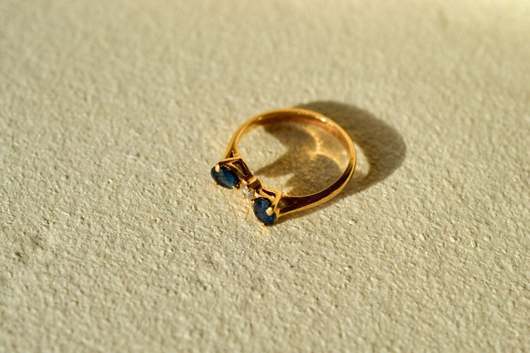 Bague 46 Bague nœud stylisé en or jaune et saphirs, diamant 58 Facettes 3815