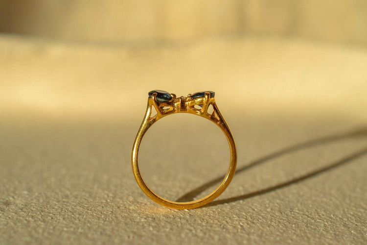 Bague 46 Bague nœud stylisé en or jaune et saphirs, diamant 58 Facettes 3815