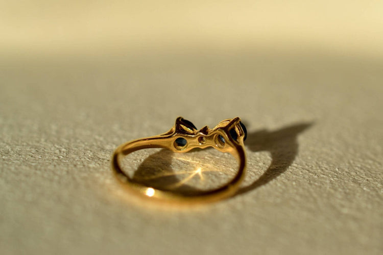 Bague 46 Bague nœud stylisé en or jaune et saphirs, diamant 58 Facettes 3815