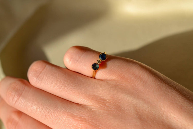 Bague 46 Bague nœud stylisé en or jaune et saphirs, diamant 58 Facettes 3815