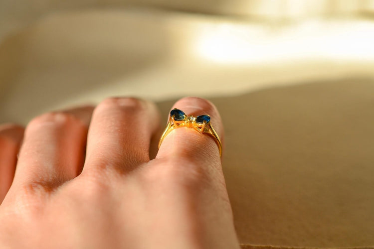 Bague 46 Bague nœud stylisé en or jaune et saphirs, diamant 58 Facettes 3815