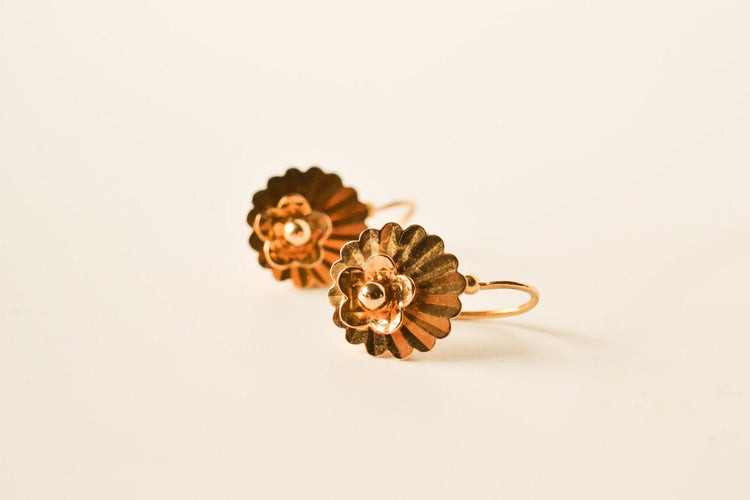 Boucles d'oreilles Boucles d’oreilles dormeuses décor fleurs en or jaune 18 carats 58 Facettes 3621