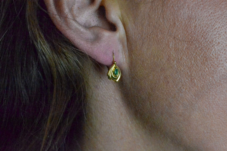Boucles d'oreilles Boucles d’oreilles dormeuses à émeraudes marquise en or jaune 18 carats 58 Facettes 3835