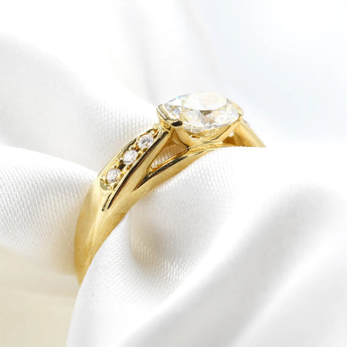 Bague Bague - Diamant taille ovale 1 ct en or jaune 18 ct 58 Facettes 13012