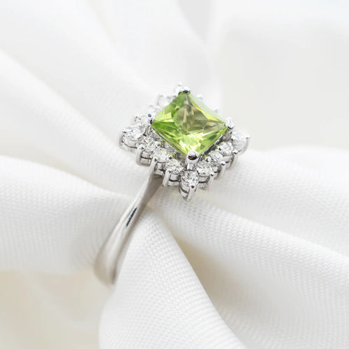 Bague Bague en or blanc 14 ct avec péridot et diamants 58 Facettes 17974