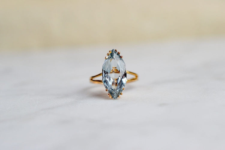 Bague 53 Bague navette vintage en or jaune 18k et aigue-marine 58 Facettes 3732