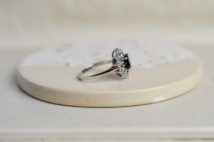 Bague 49 Bague Marguerite - Bague en or blanc 18k, saphir bleu et diamants 58 Facettes 3662