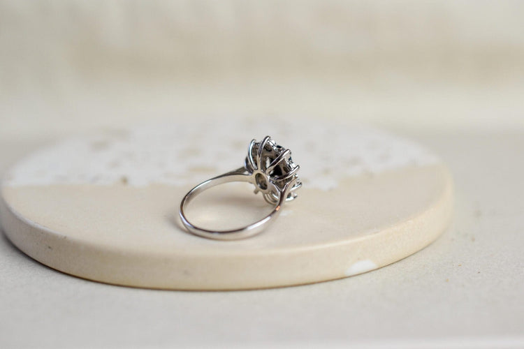 Bague 49 Bague Marguerite - Bague en or blanc 18k, saphir bleu et diamants 58 Facettes 3662