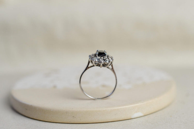 Bague 49 Bague Marguerite - Bague en or blanc 18k, saphir bleu et diamants 58 Facettes 3662
