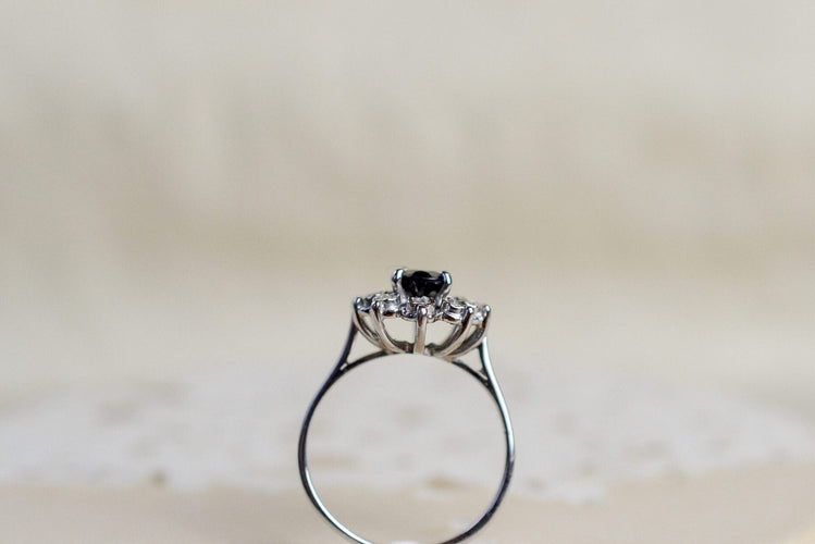 Bague 49 Bague Marguerite - Bague en or blanc 18k, saphir bleu et diamants 58 Facettes 3662