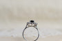 Bague 49 Bague Marguerite - Bague en or blanc 18k, saphir bleu et diamants 58 Facettes 3662