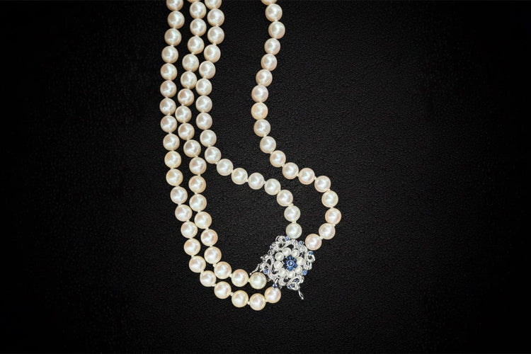 Collier Collier double rang de perles en or blanc 18 carats et saphirs 58 Facettes