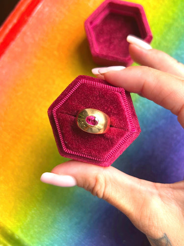 Bague 44 Chevalière rubis ovale en or jaune 18 carats 58 Facettes 1