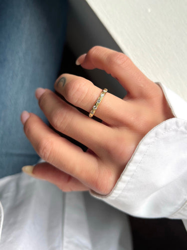 Bague 52 Bague en or jaune 18 carats ciselé et diamants 58 Facettes