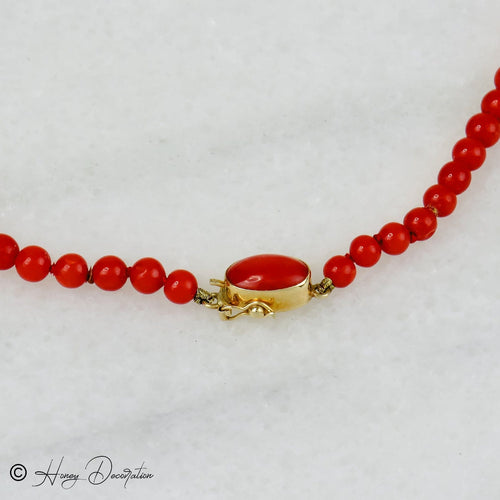 Collier Collier en corail avec fermoir en or jaune 18 carats 58 Facettes 2523