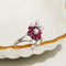 Bague 53 Bague florale en or blanc 18 carats avec diamants et rubis 58 Facettes 2786