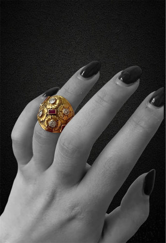 Bague Cozzolino - Bague bombée en or jaune 18K avec diamants et rubis 58 Facettes