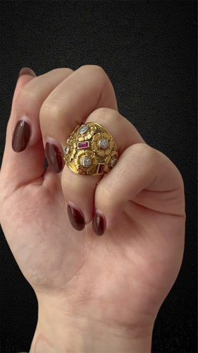 Bague Cozzolino - Bague bombée en or jaune 18K avec diamants et rubis 58 Facettes