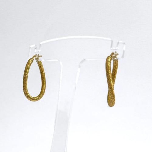 Boucles d'oreilles Créoles ovales torsadées en or 18K texturé 58 Facettes REF2563-331