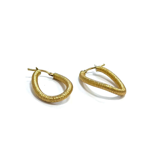 Boucles d'oreilles Créoles ovales torsadées en or 18K texturé 58 Facettes REF2563-331