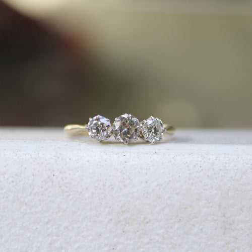 Bague Art déco - Bague trois pierres en or jaune 18k, platine et diamants 58 Facettes A2003U