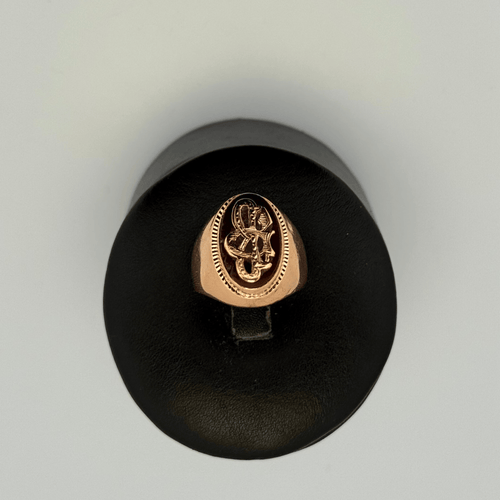 Bague 52.5 Bague chevalière ovale gravée en or jaune 18K 8,11 g 58 Facettes 250051