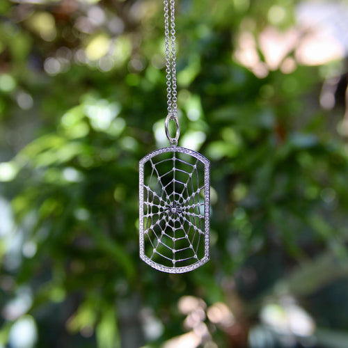 Collier Pendentif dog tag toile d’araignée en or blanc 18k et diamants, chaîne 14k 58 Facettes A2005C