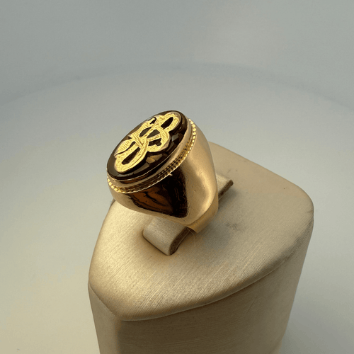 Bague 52.5 Bague chevalière ovale gravée en or jaune 18K 8,11 g 58 Facettes 250051
