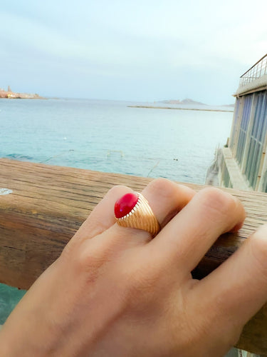 Bague 58 Bague chevalière cabochon corail en or jaune 14k 58 Facettes 1