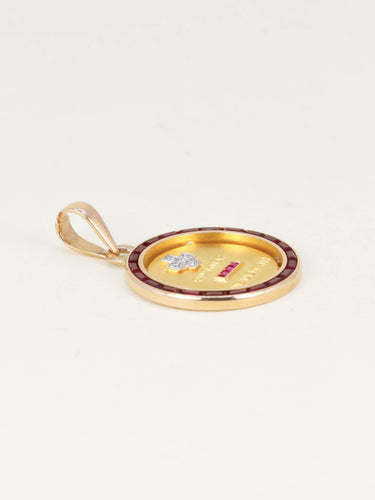 Pendentif Augis - Médaille Amour « Plus qu’hier, moins que demain » en or jaune 18 carats, rubis et diamants 58 Facettes 1121.3