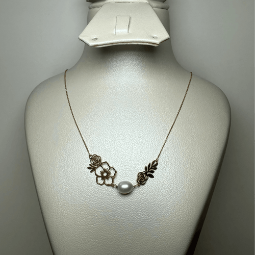 Collier Collier floral avec perle en or jaune 18 carats 58 Facettes 250017