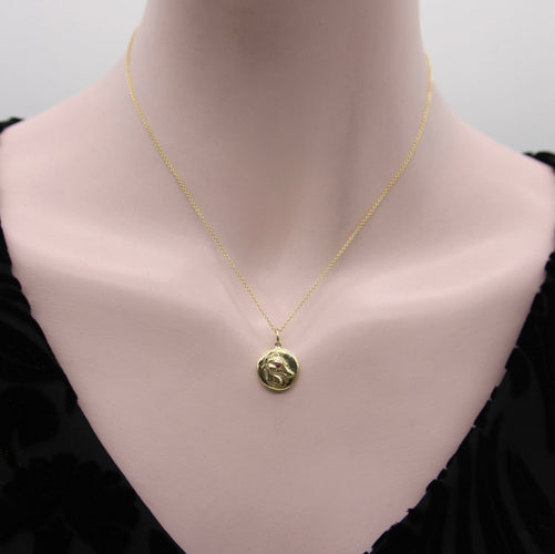 Pendentif Cute as a Button - Pendentif médaille whippet en or 14k et rubis 58 Facettes