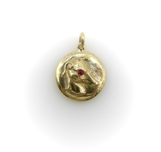 Pendentif Cute as a Button - Pendentif médaille whippet en or 14k et rubis 58 Facettes