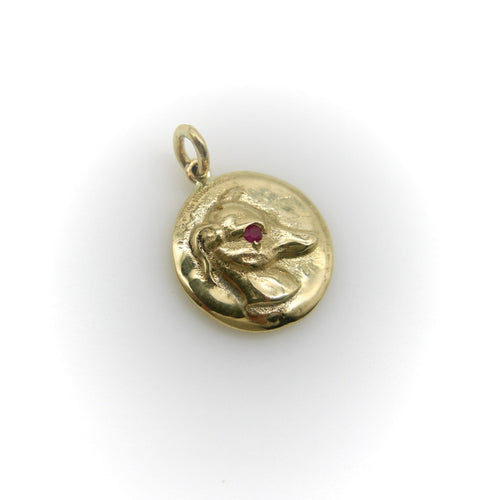 Pendentif Cute as a Button - Pendentif médaille whippet en or 14k et rubis 58 Facettes