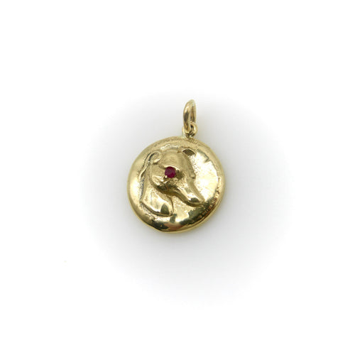 Pendentif Cute as a Button - Pendentif médaille whippet en or 14k et rubis 58 Facettes