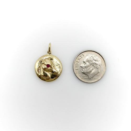 Pendentif Cute as a Button - Pendentif médaille whippet en or 14k et rubis 58 Facettes