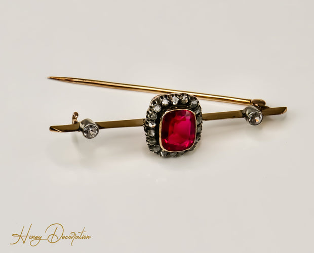Broche Broche antique en or jaune 18 carats avec rubis, saphirs et diamants 58 Facettes 2656