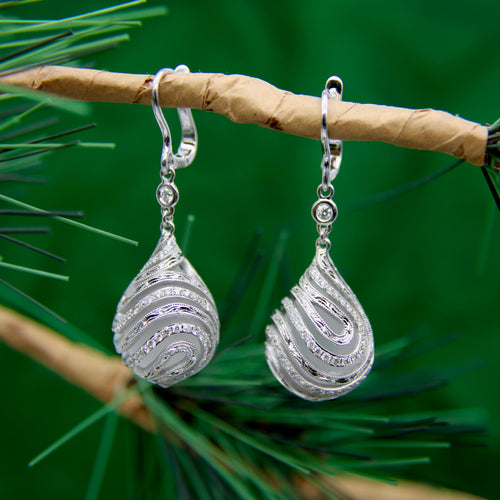 Boucles d'oreilles Boucles d’oreilles pendantes Art déco en or blanc 18k, cristal de roche et diamants 58 Facettes