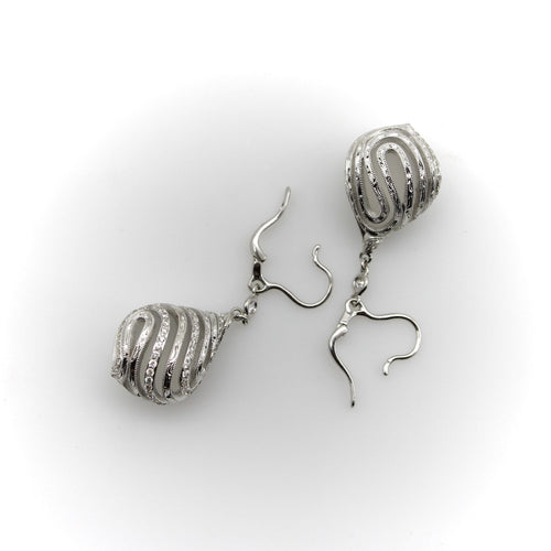 Boucles d'oreilles Boucles d’oreilles pendantes Art déco en or blanc 18k, cristal de roche et diamants 58 Facettes