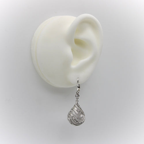 Boucles d'oreilles Boucles d’oreilles pendantes Art déco en or blanc 18k, cristal de roche et diamants 58 Facettes